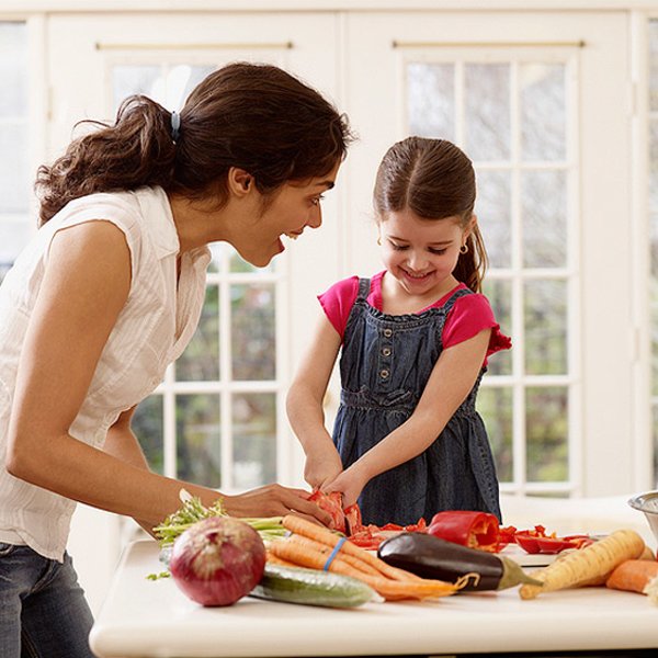 Mamma e figlia cucinano insieme